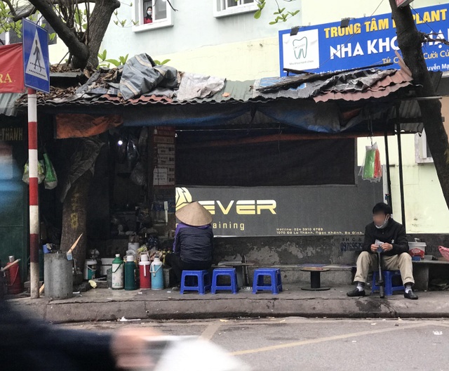 Trà đá vỉa hè ở Hà Nội vẫn ngang nhiên bày bán bất chấp lệnh cấm - 4 Trà đá vỉa hè ở Hà Nội vẫn ngang nhiên bày bán bất chấp lệnh cấm - 4