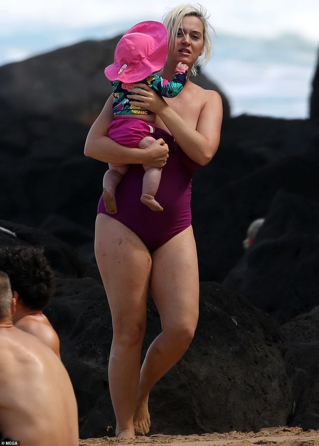 Katy Perry bế con gái nhỏ ra biển - 1