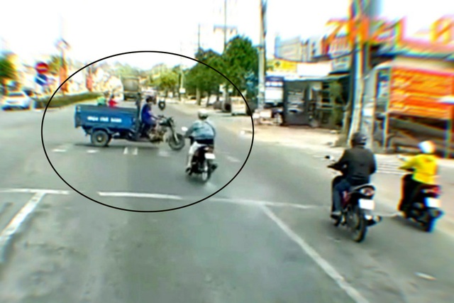 Cô gái lao xe máy như tên bắn vượt đèn đỏ, tông lật xe ba gác - 1