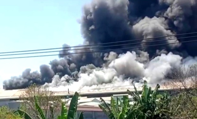 Cháy lớn trong Khu công nghiệp Sóng Thần 2, khói lửa bốc lên ngùn ngụt - 6