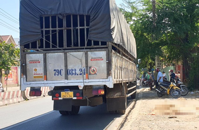 Lao vào xe tải dừng bên đường, một thanh niên chết thảm - 1 Lao vào xe tải dừng bên đường, một thanh niên chết thảm - 1