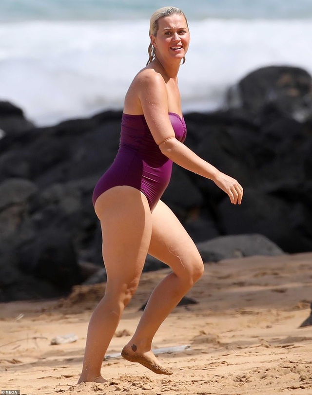 Katy Perry bế con gái nhỏ ra biển - 2