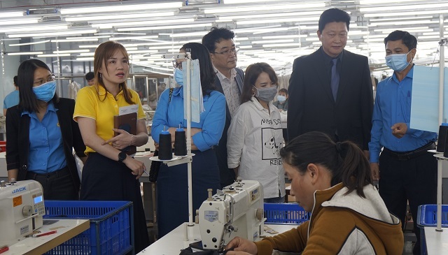 Doanh nghiệp may đảm bảo lương, BHXH và thưởng tháng 13 để giữ lao động - 2 Doanh nghiệp may đảm bảo lương, BHXH và thưởng tháng 13 để giữ lao động - 2