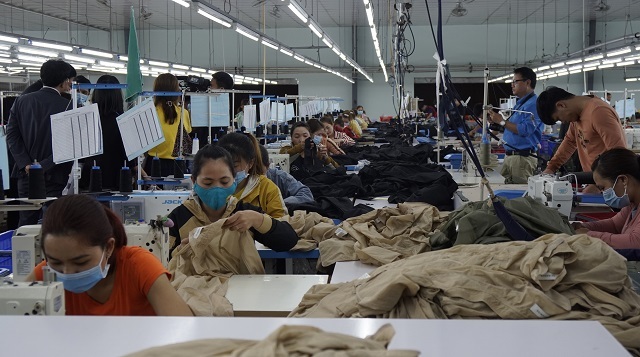 Doanh nghiệp may đảm bảo lương, BHXH và thưởng tháng 13 để giữ lao động - 1 Doanh nghiệp may đảm bảo lương, BHXH và thưởng tháng 13 để giữ lao động - 1