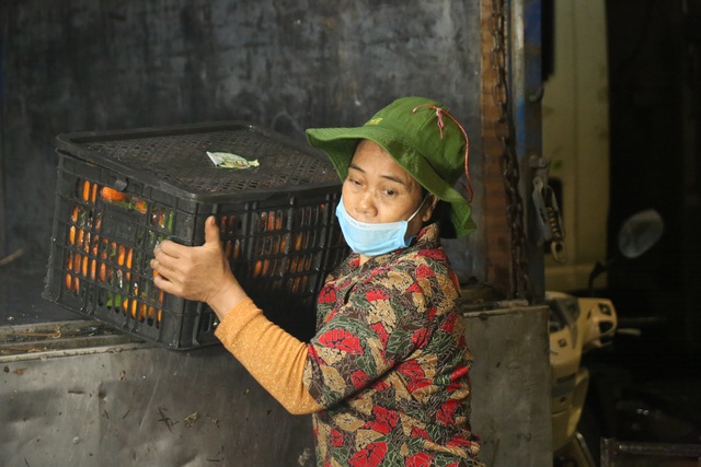 Ngày 8/3 của nữ cửu vạn kéo xe hàng nặng cả tấn ở chợ Long Biên - 7