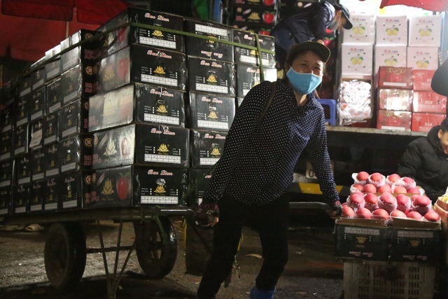 Ngày 8/3 của nữ cửu vạn kéo xe hàng nặng cả tấn ở chợ Long Biên - 2
