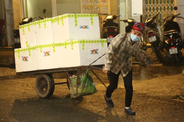 Ngày 8/3 của nữ cửu vạn kéo xe hàng nặng cả tấn ở chợ Long Biên - 9