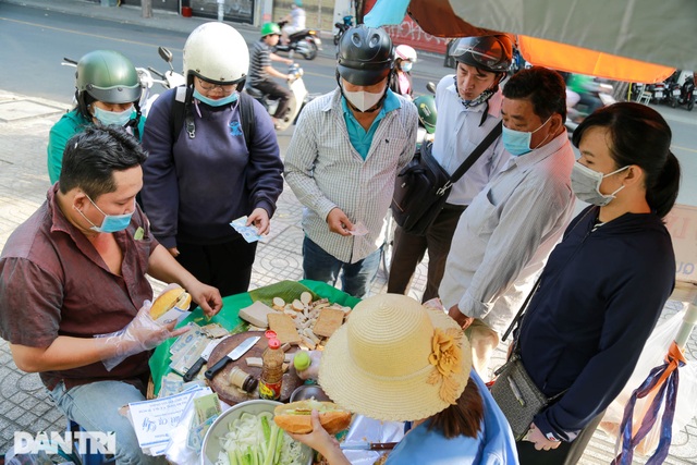 Chuyện về quầy bánh mì 80 tuổi tại Sài gòn - 2 Chuyện về quầy bánh mì 80 tuổi tại Sài gòn - 2