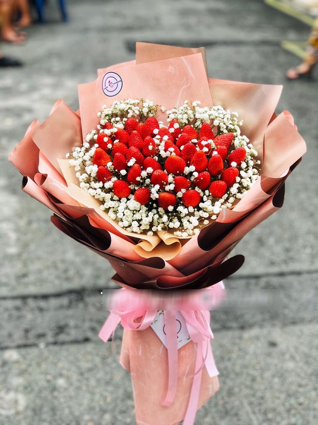 Bỏng tay với bó hoa dâu tây siêu lạ, ngắm đẹp, ăn ngon dịp 8/3 - 1