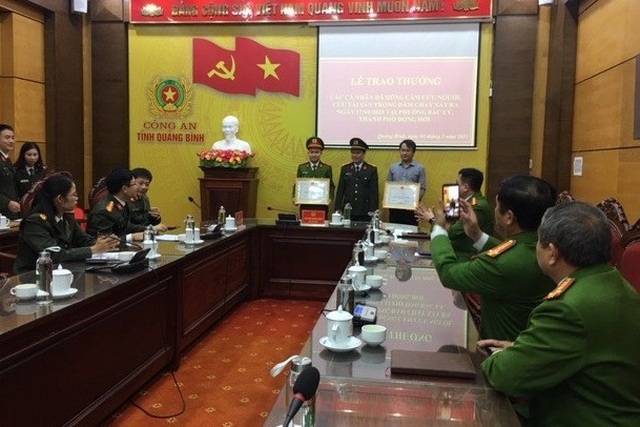 Tặng bằng khen 2 người hùng dũng cảm lao vào đám cháy cứu người - 2 Tặng bằng khen 2 người hùng dũng cảm lao vào đám cháy cứu người - 2