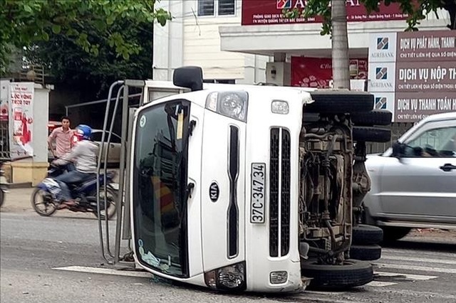 Tai nạn liên hoàn, xe đưa đón học sinh lao thẳng vào nhà dân - 1 Tai nạn liên hoàn, xe đưa đón học sinh lao thẳng vào nhà dân - 1