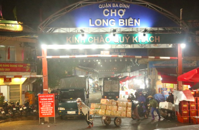 Ngày 8/3 của nữ cửu vạn kéo xe hàng nặng cả tấn ở chợ Long Biên - 5