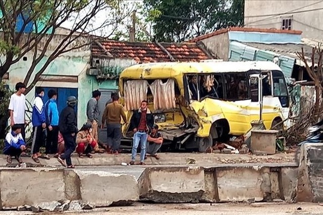 Tai nạn liên hoàn, xe đưa đón học sinh lao thẳng vào nhà dân - 2 Tai nạn liên hoàn, xe đưa đón học sinh lao thẳng vào nhà dân - 2