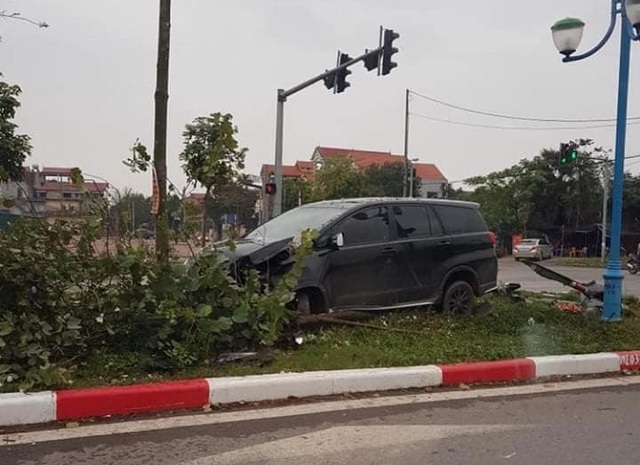 Kinh hoàng khoảnh khắc xe điên tông loạt phương tiện đi đường - 1 Kinh hoàng khoảnh khắc xe điên tông loạt phương tiện đi đường - 1