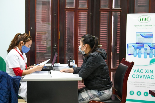 Nam tiếp viên hàng không đăng ký tiêm thử vắc xin Covid-19 - 5 Nam tiếp viên hàng không đăng ký tiêm thử vắc xin Covid-19 - 5