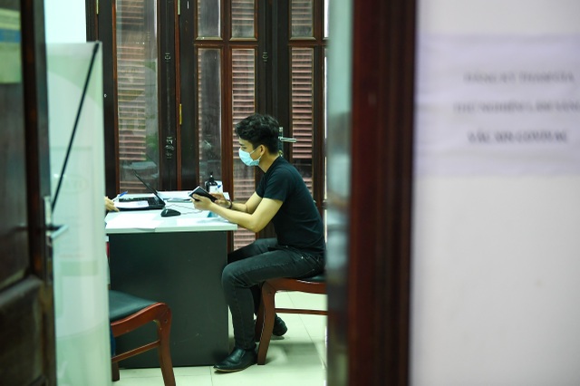 Nam tiếp viên hàng không đăng ký tiêm thử vắc xin Covid-19 - 1 Nam tiếp viên hàng không đăng ký tiêm thử vắc xin Covid-19 - 1