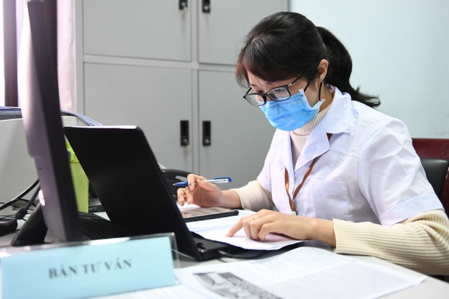 Nam tiếp viên hàng không đăng ký tiêm thử vắc xin Covid-19 - 7 Nam tiếp viên hàng không đăng ký tiêm thử vắc xin Covid-19 - 7