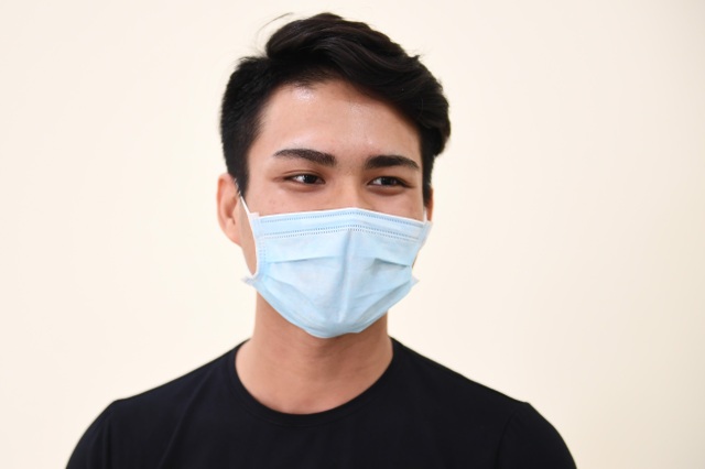 Nam tiếp viên hàng không đăng ký tiêm thử vắc xin Covid-19 - 2 Nam tiếp viên hàng không đăng ký tiêm thử vắc xin Covid-19 - 2
