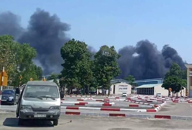 Cháy lớn trong Khu công nghiệp Sóng Thần 2, khói lửa bốc lên ngùn ngụt - 1
