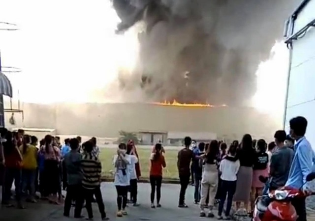Cháy lớn trong Khu công nghiệp Sóng Thần 2, khói lửa bốc lên ngùn ngụt - 3