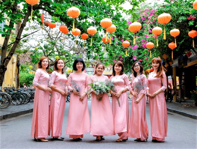 Tourists wear ao dai to check-in in Hoi An ancient town - 3