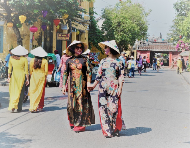 Tourists wear ao dai to check-in in Hoi An ancient town - 4