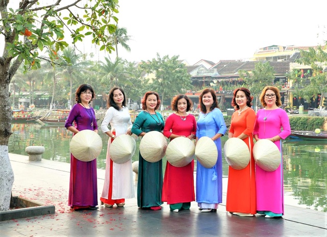Tourists wear ao dai to check-in in Hoi An ancient town - 6