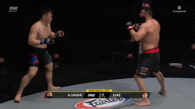 Chiến binh hùng mạnh Hàn Quốc một quại hạ knock-out đối thủ - 3 Chiến binh hùng mạnh Hàn Quốc một quại hạ knock-out đối thủ - 3