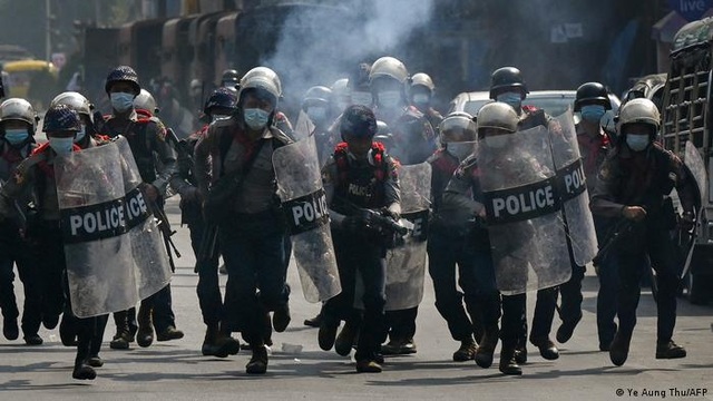 Hơn 600 cảnh sát Myanmar xin từ chức, tham gia biểu tình phản đối đảo chính - 1