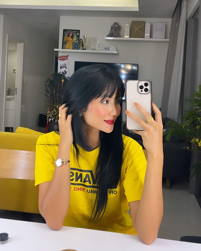 Đàm Thu Trang khoe quà 8/3 sớm của ông xã Quốc Cường