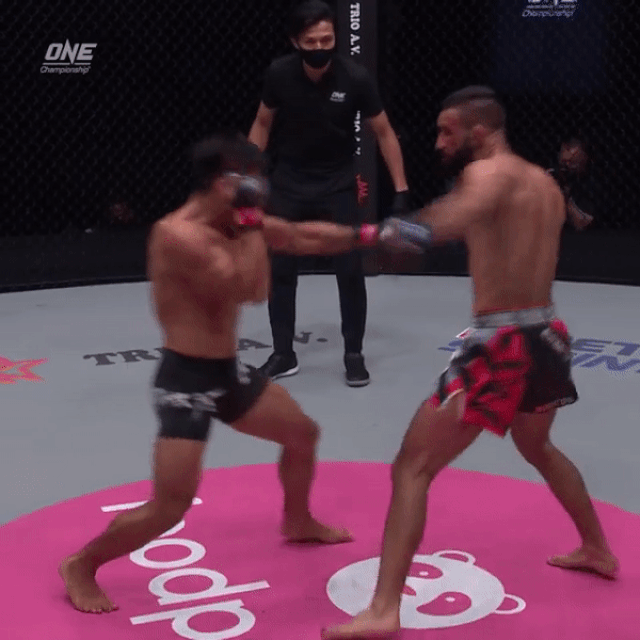 Võ sĩ thép tung đòn chỏ tàn bạo, hạ knock-out cựu vô địch MMA - 3 Võ sĩ thép tung đòn chỏ tàn bạo, hạ knock-out cựu vô địch MMA - 3