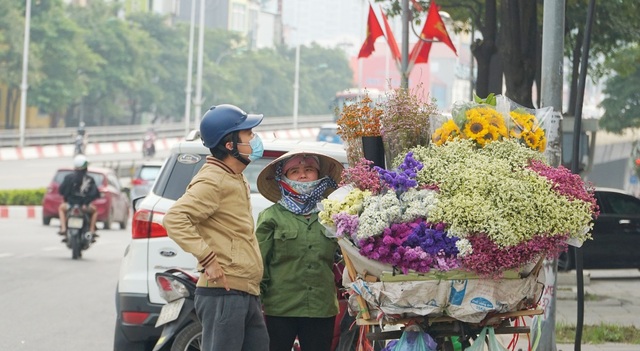 Cận ngày 8/3, hoa tươi bán dọc vỉa hè, tiểu thương đứng ngồi chờ khách - 2