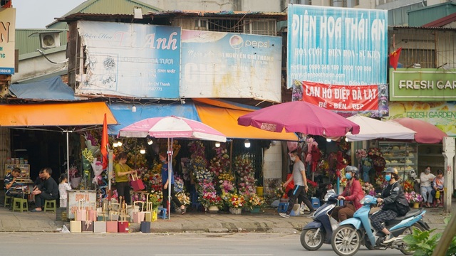 Cận ngày 8/3, hoa tươi bán dọc vỉa hè, tiểu thương đứng ngồi chờ khách - 6
