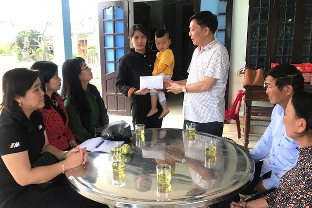 Quảng Bình: Hỗ trợ 5 gia đình liệt sỹ 250 triệu đồng - 1