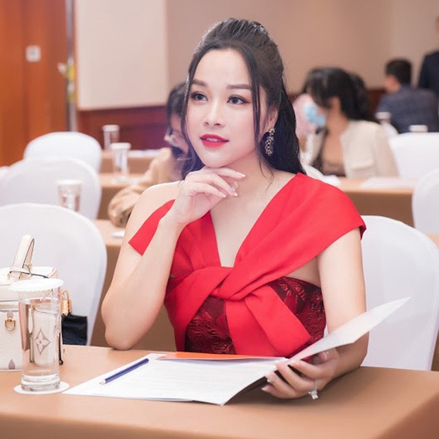 Vàng Anh Minh Hương đẹp rạng rỡ ở tuổi 39 - 3 Vàng Anh Minh Hương đẹp rạng rỡ ở tuổi 39 - 3