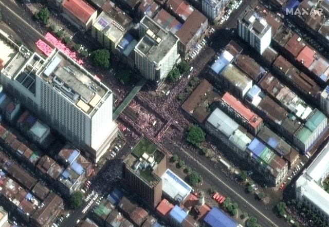 Hình ảnh biểu tình phản đối đảo chính ở Myanmar qua vệ tinh - 1