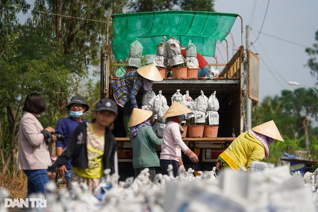 Khách đi tour trở lại, du lịch theo nhóm Khách đi tour trở lại, du lịch theo nhóm