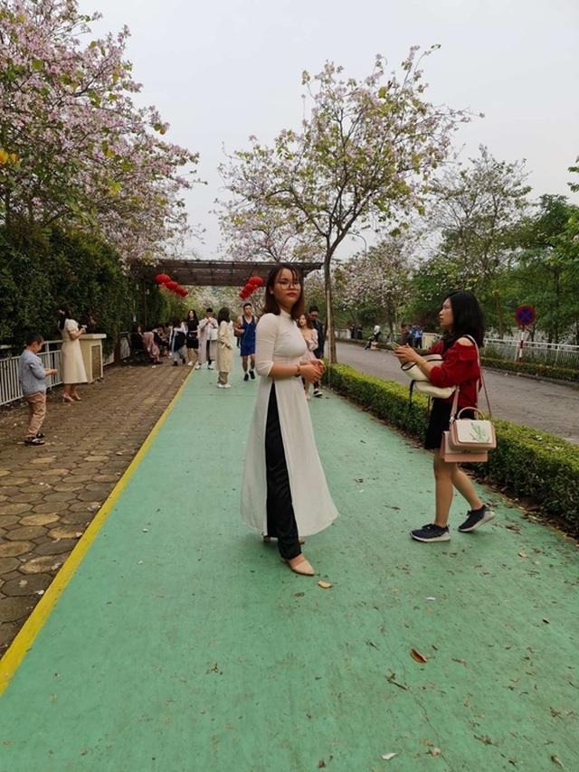 Hàng nghìn người tụ tập chụp ảnh hoa ban tại khu đô thị Nam Thăng Long - 1 Hàng nghìn người tụ tập chụp ảnh hoa ban tại khu đô thị Nam Thăng Long - 1