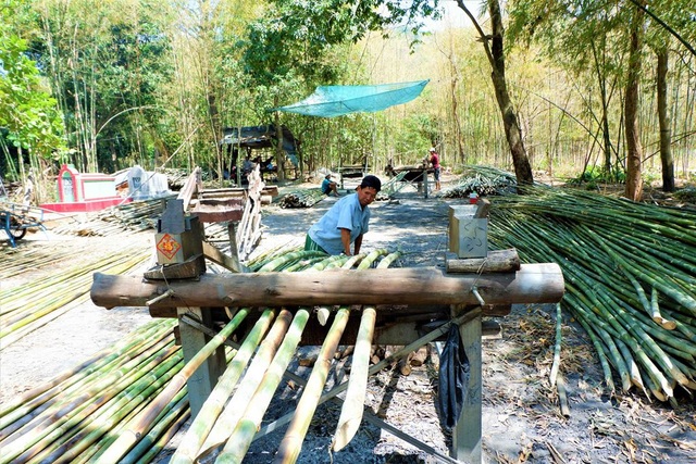 Nhọc nhằn nghề thổi lửa nướng tầm vông vùng quê An Giang - 3