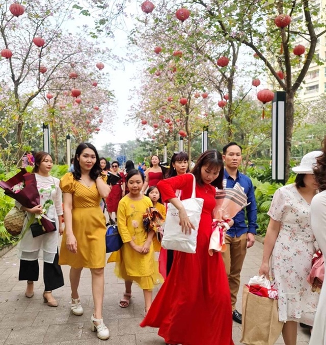 Hàng nghìn người tụ tập chụp ảnh hoa ban tại khu đô thị Nam Thăng Long - 5 Hàng nghìn người tụ tập chụp ảnh hoa ban tại khu đô thị Nam Thăng Long - 5
