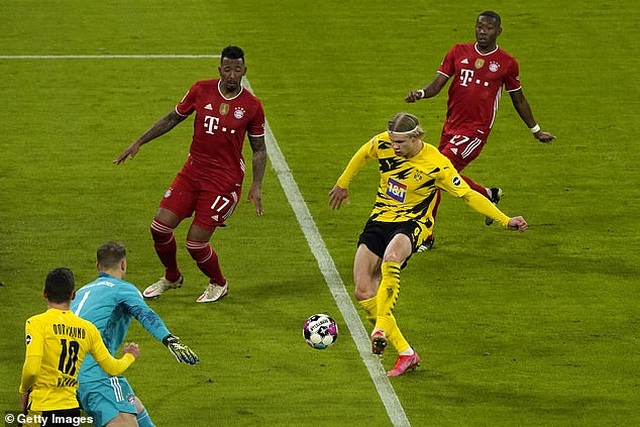 Lewandowski lập hat-trick, Bayern Munich ngược dòng đánh bại Dortmund - 1