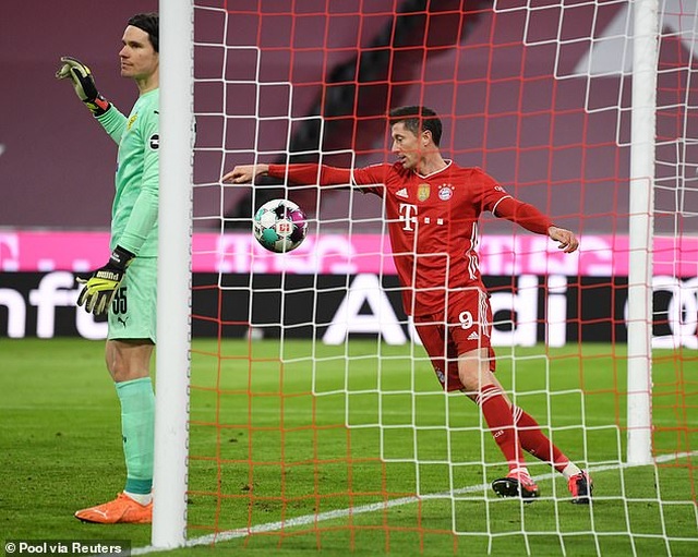 Lewandowski lập hat-trick, Bayern Munich ngược dòng đánh bại Dortmund - 3