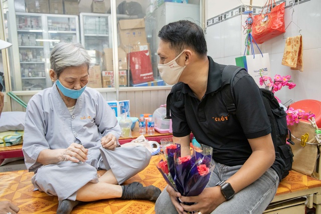 Chàng nhiếp ảnh gia tặng 100 đóa hồng đến các cụ bà neo đơn nhân 8/3 - 2 Chàng nhiếp ảnh gia tặng 100 đóa hồng đến các cụ bà neo đơn nhân 8/3 - 2