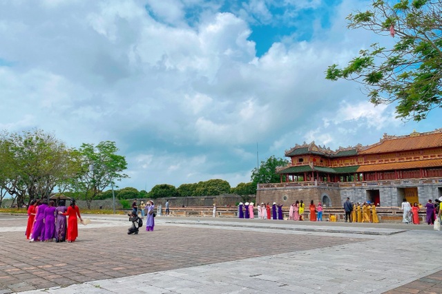 Phái đẹp diện áo dài tham quan di tích miễn phí ngày 8/3 - 1 Phái đẹp diện áo dài tham quan di tích miễn phí ngày 8/3 - 1