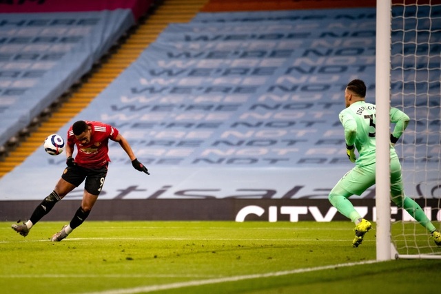 Man Utd chặt đứt mạch toàn thắng 21 trận của Man City - 12 Man Utd chặt đứt mạch toàn thắng 21 trận của Man City - 12
