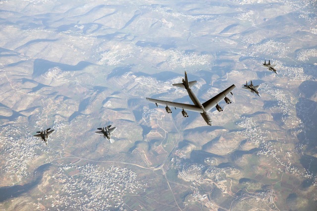 Video tiêm kích F-15 Israel hộ tống B-52 Mỹ nắn gân Iran - 2 Video tiêm kích F-15 Israel hộ tống B-52 Mỹ nắn gân Iran - 2