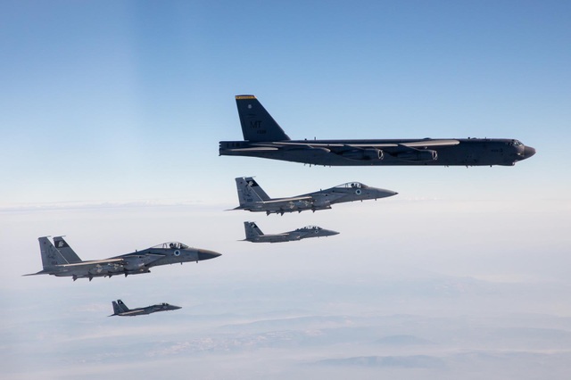 Video tiêm kích F-15 Israel hộ tống B-52 Mỹ nắn gân Iran - 1 Video tiêm kích F-15 Israel hộ tống B-52 Mỹ nắn gân Iran - 1