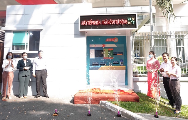 Lần đầu tiên có ATM tiếp nhận và trả hồ sơ - 1 Lần đầu tiên có ATM tiếp nhận và trả hồ sơ - 1