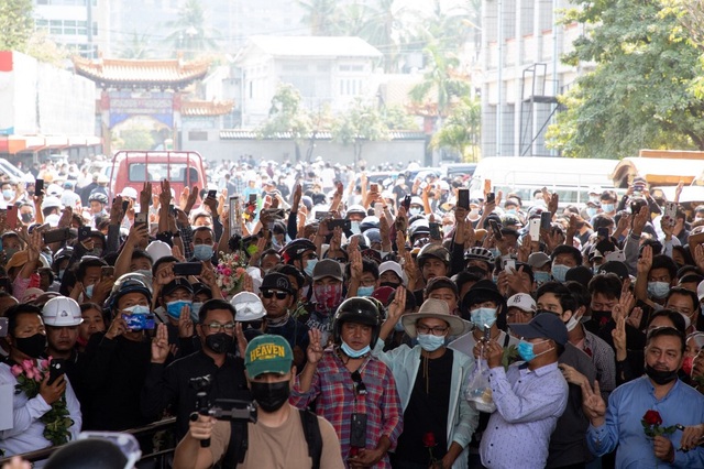 Thêm 2 người biểu tình bị bắn chết, đình công lan rộng tại Myanmar - 1