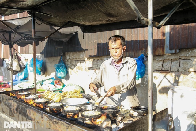 Bươn chải đủ nghề, người đàn ông chọn bán bánh xèo nuôi 3 con ăn học - 1 Bươn chải đủ nghề, người đàn ông chọn bán bánh xèo nuôi 3 con ăn học - 1